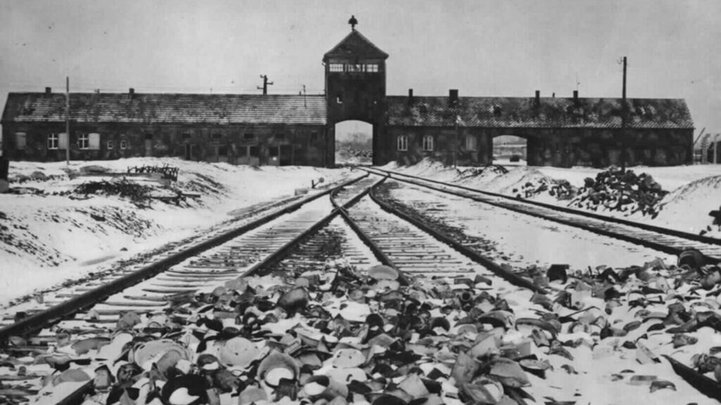 (FILE) An undated handout showing the gate tower, ramp and railway line at Auschwitz-Birkenau Nazi death camp. Ceremonies on 26 January 2010 will mark the 65th anniversary of the liberation of the former death camp and International Holocaust Remembrance Day that Israel commemorates on 27 January. EPA/WIENER LIBRARY FILE UK AND IRELAND OUT - MANDATORY CREDIT: Picture supplied by the Wiener Library. This picture may only be used in connection with Holocaust Memorial Day. No commercial use. EDITORIAL USE ONLY  +++(c) dpa - Bildfunk+++