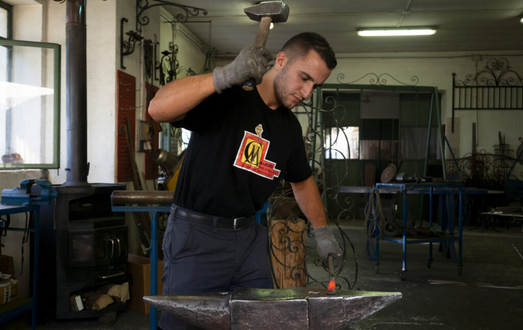 San Donato Val di Comino, FRIULI, julho de 2020.  Massimiliano Cautilli, gerente da Bottega Ferro Battuto Cautilli, a trabalhar. Desde o século XVIII, a família Cautilli produz produtos artísticos e esculturas, para além de obras comuns.