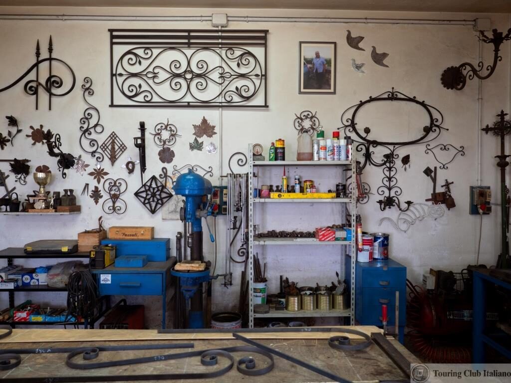 San Donato Val di Comino, FRIULI, agosto de 2020.  Bottega Ferro Battuto Cautilli, uma família de ferreiros que também fabrica produtos artísticos e esculturas desde o século XVIII.