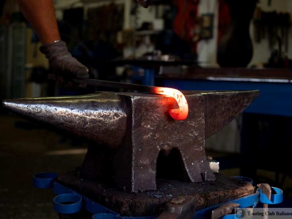 San Donato Val di Comino, FRIULI, julho de 2020.  Massimiliano Cautilli, gerente da Bottega Ferro Battuto Cautilli, a trabalhar. Desde o século XVIII, a família Cautilli produz produtos artísticos e esculturas, para além de obras comuns.