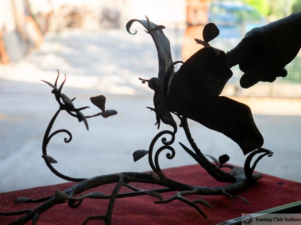 San Donato Val di Comino, FRIULI, julho de 2020.  Artefacto da Bottega Ferro Battuto Cautilli, dirigida por Massimiliano Cautilli. Uma família de ferreiros que, desde o século XVIII, realiza produtos artísticos e esculturas, para além de trabalhos comuns.